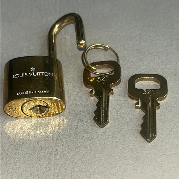 Louis Vuitton Luxurious Gold Padlock and Keys #321 - Picture 6 of 12